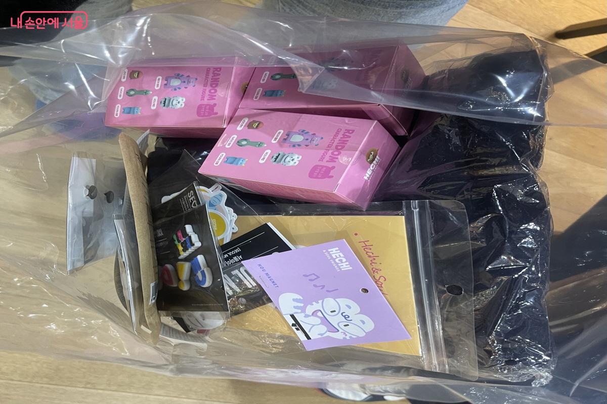 해치와 소울프렌즈 굿즈들이 담긴 외국인 관광객의 쇼핑백ⓒ이정민 