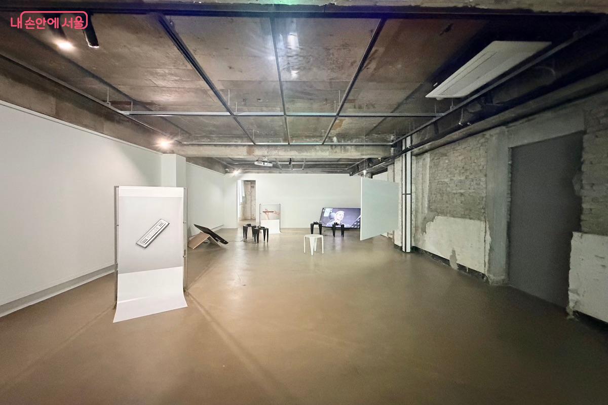 '아트센터 예술의시간' 2층 전시장은 여백이 있는 전시 공간이 특징이다. &copy;이종빈