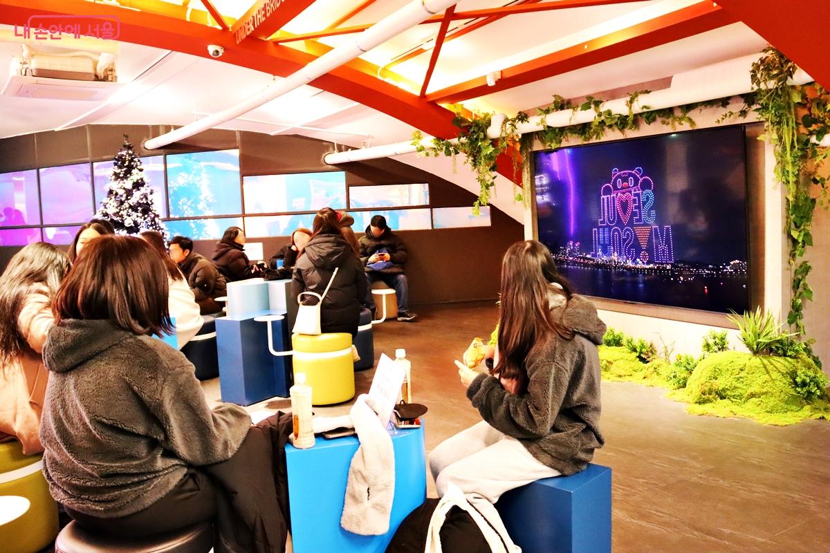 한강다리에서 펼쳐지는 축제의 순간을 영상으로 만날 수 있는 <언더더브릿지>