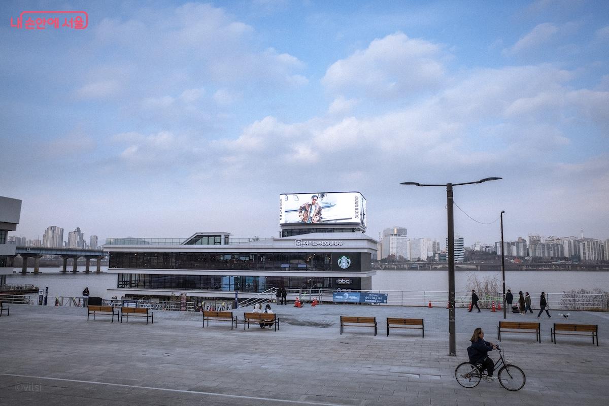 한강라면이 생각나면 한강버스 여의도 선착장 &copy;이진형