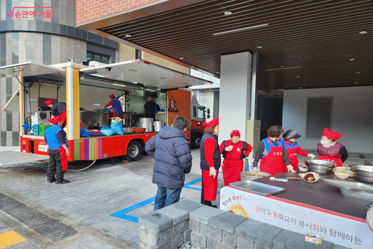 강감찬관악종합사회복지관, 관악구중화요리봉사회, 여러 봉사단체가 모여 이웃의 정을 나눴다. &copy;윤혜숙