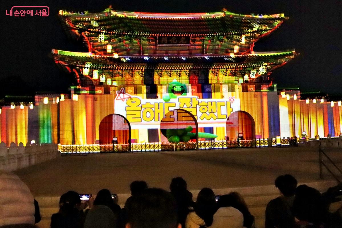 빛과 음악, 그리고 시민의 웃음이 광장을 가득 채우며 &lsquo;2025 서울윈터페스타&rsquo;가 화려하게 막을 올렸다. &copy;정향선