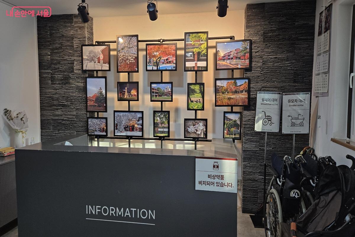 물품보관함이 있고 휠체어와 유모차 대여가 가능한 안내라운지 ©이선미