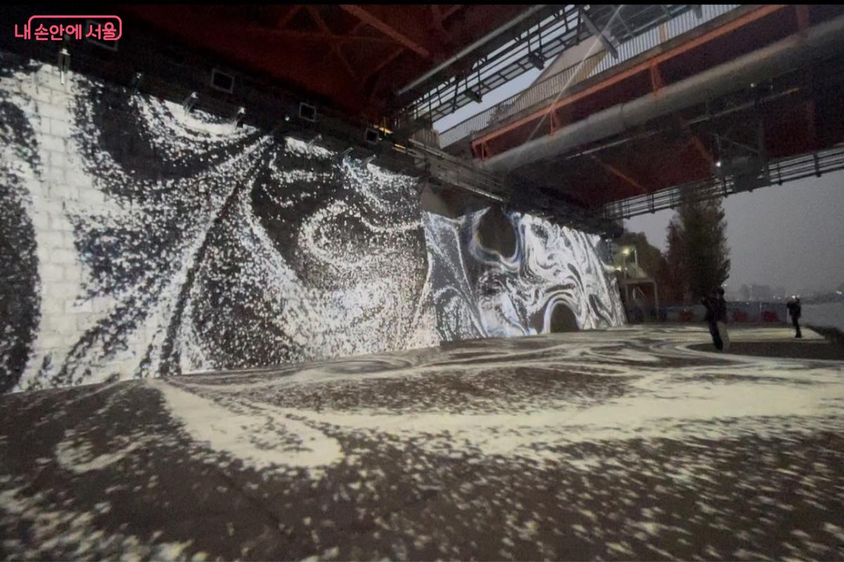 수십만 개의 입자가 만든 소용돌이를 표현한 &lsquo;후라칸&rsquo;(정윤수 작가)