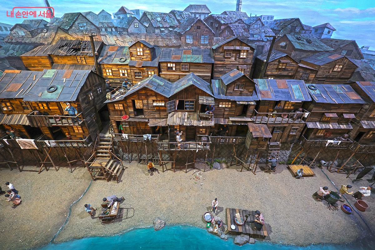 옛 판잣집을 재현한 대형 모형들이 눈길을 사로잡는다 ©김주연