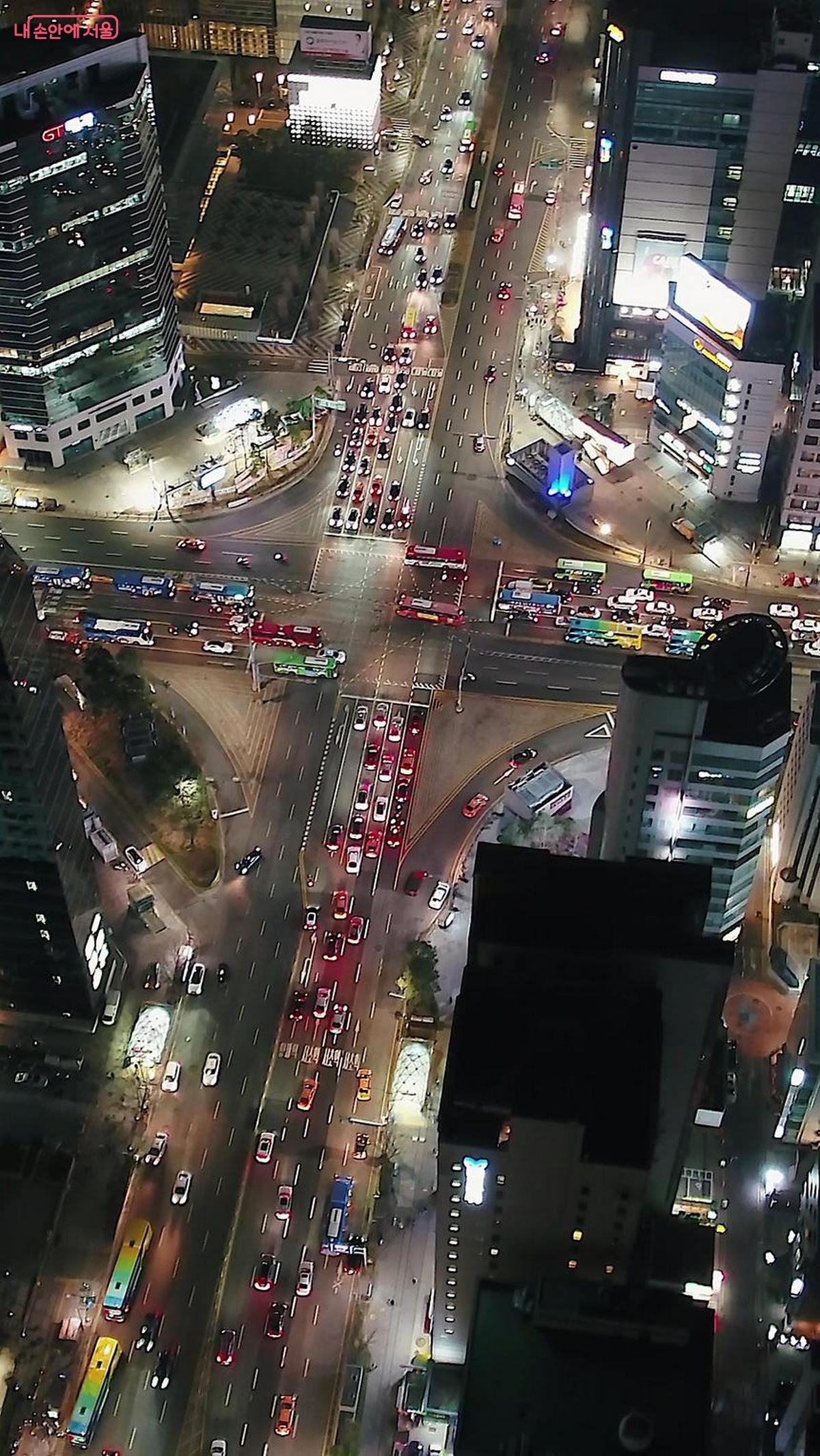 연말 야간, 사람들이 많이 모이는 강남역 주변 모습 &copy;강남구청