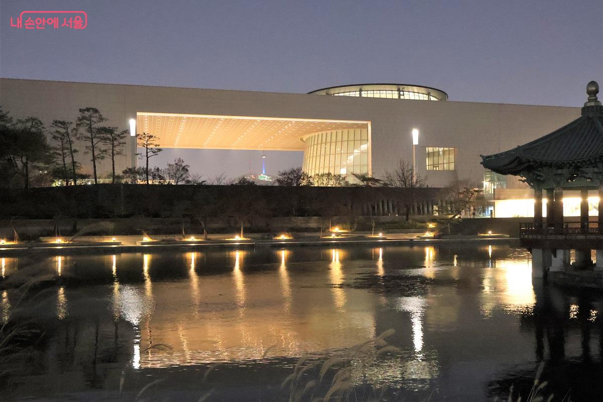 집으로 가는 길, 거울못에 비친 박물관 모습과 남산 타워 불빛이 다채로운 밤풍경을 연출하고 있다. &copy;이봉덕