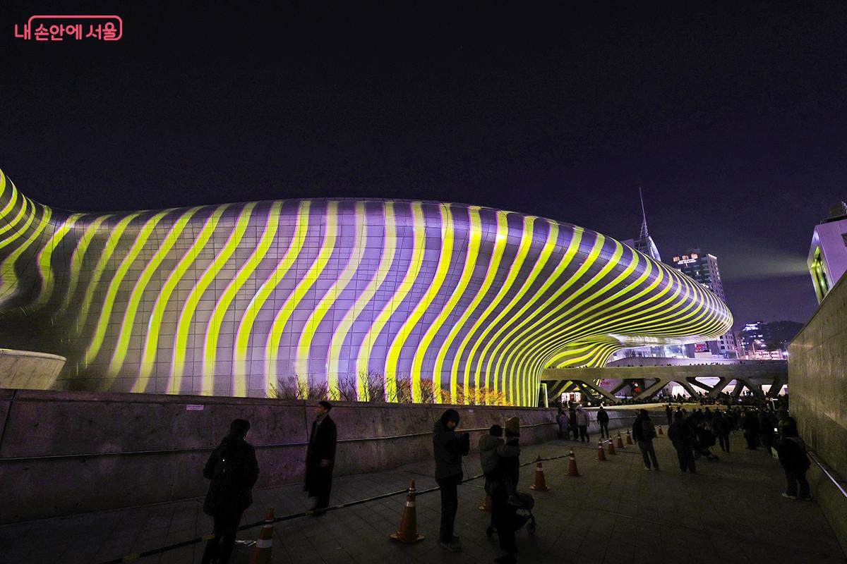 세계 3대 디자인 어워드를 수상한 &lsquo;서울라이트 DDP&rsquo;는 서울 대표 명소로 자리 잡았다. &copy;김주연