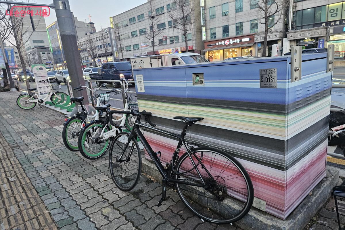 강동구 길동생태공원의 자연의 의미를 담은 다양한 작품들이 그려져 있다. &copy;염지연