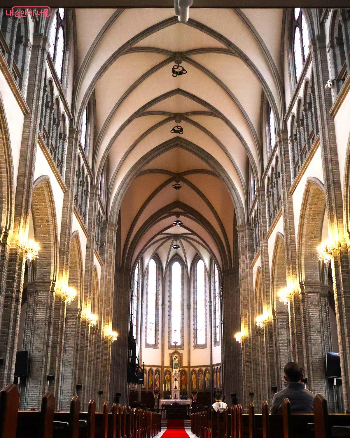 명동의 언덕 위, 고요하게 빛나는 명동성당 ©이봉덕