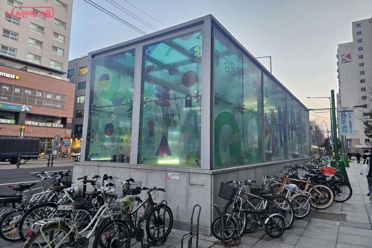 굽은다리역으로 들어가는 입구부터 색감 있는 도형디자인이 멀리서부터 눈에 띄었다. &copy;염지연