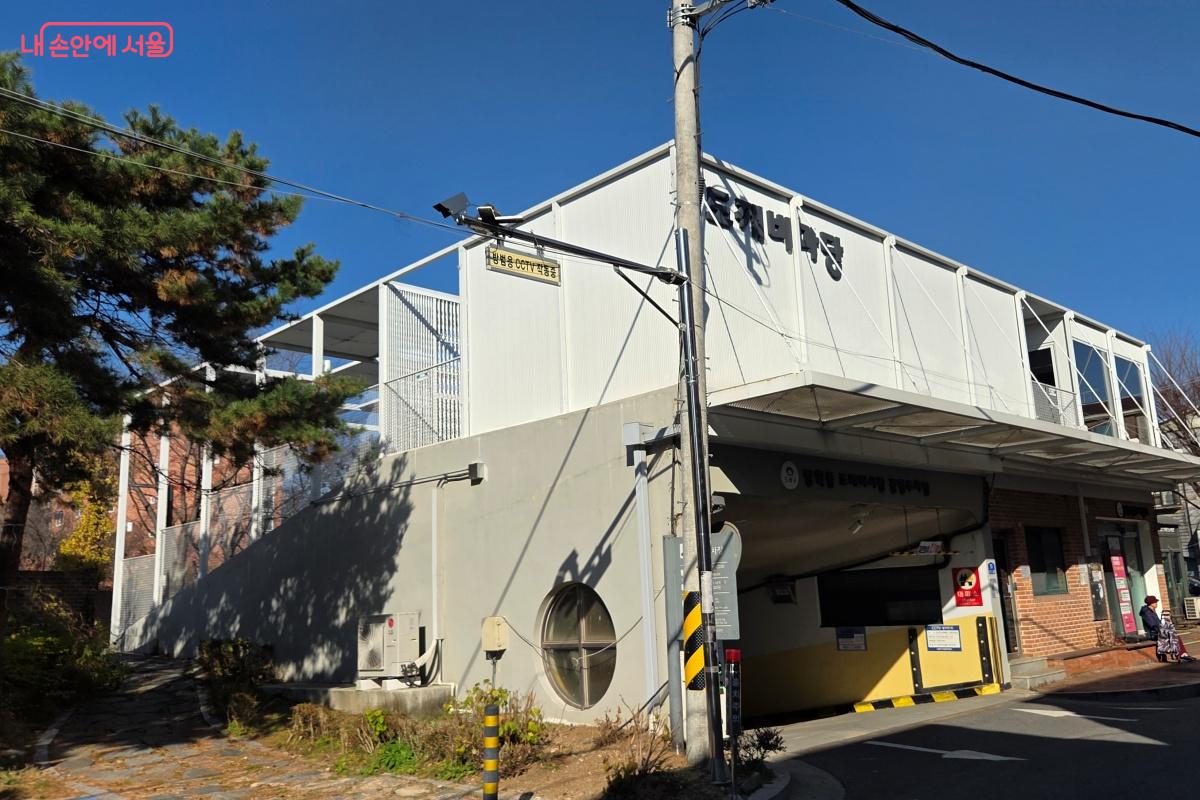 주차장 공간 뒷편으로 작은공원과 도깨비마당으로 이동할 수 있는 계단이 있다. ©김미선