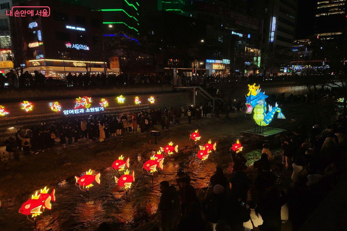 &lsquo;2025 서울빛초롱축제&rsquo;의 하이라이트인 잉어킹과 갸라도스 &copy;이동영