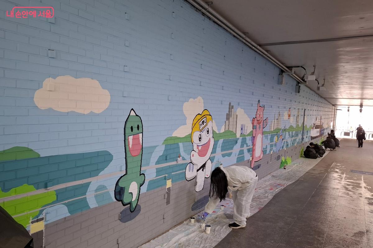 필자가 직접 참여했던 옥수역 나들목 벽화 작업 활동 모습 ©정창석