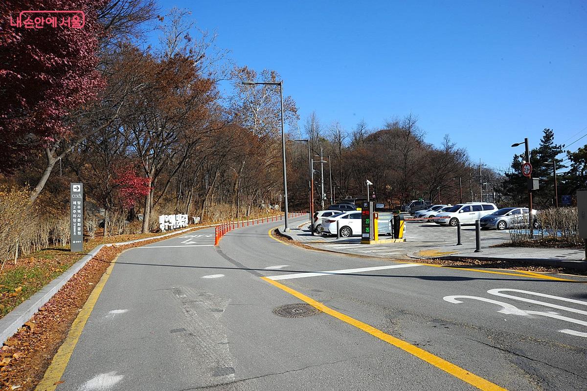 낙이망우교를 건너기 전에 조성된 망우역사문화공원 제2주차장 &copy;조수봉