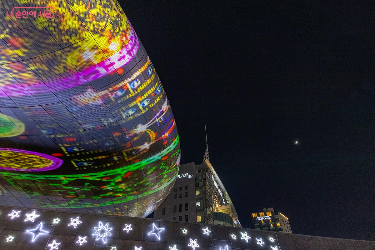 DDP 외벽을 채운 미디어파사드와 겨울 밤하늘 &copy;장신자