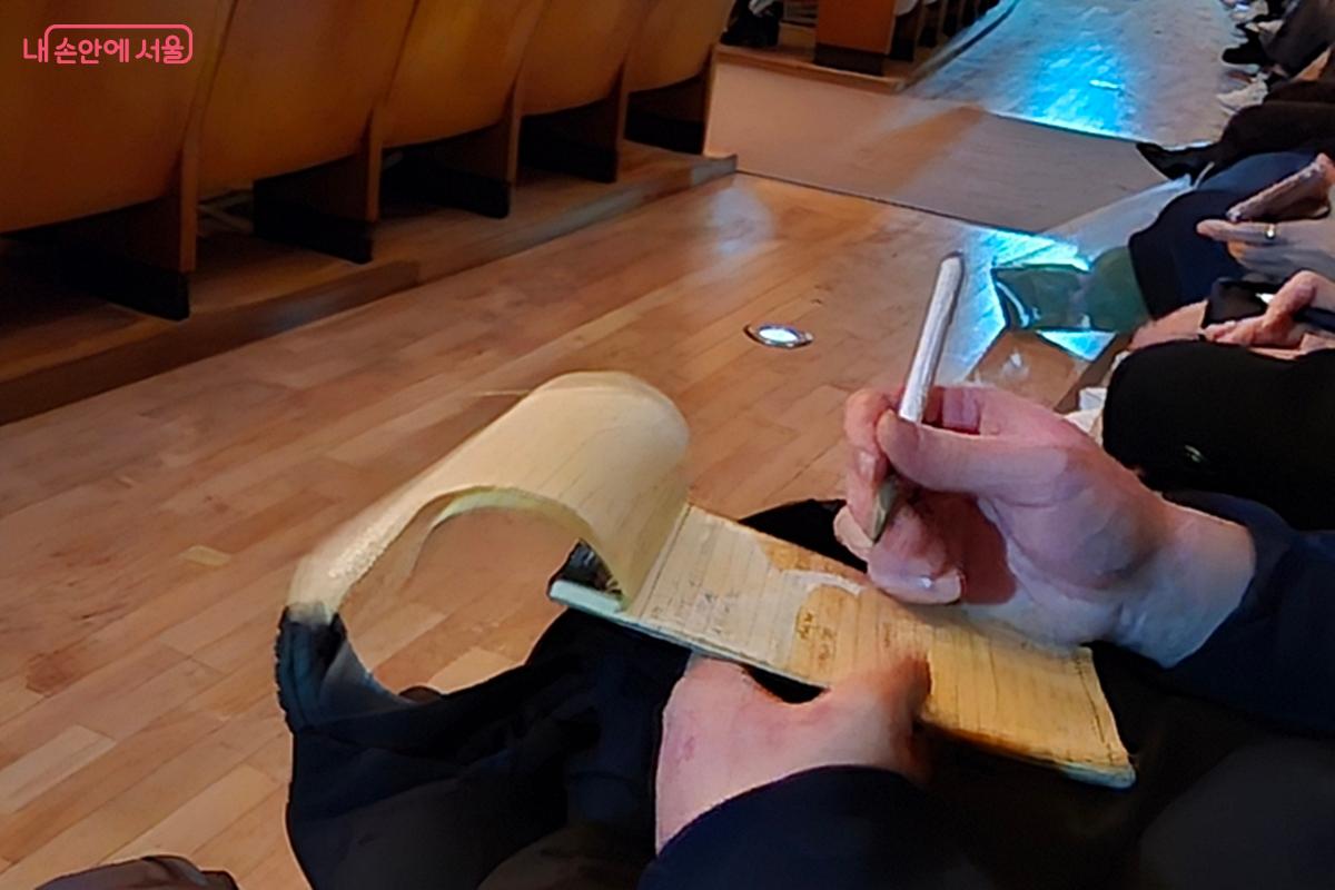 강연을 들으며 열심히 적고 있는 참여자 &copy;김윤경