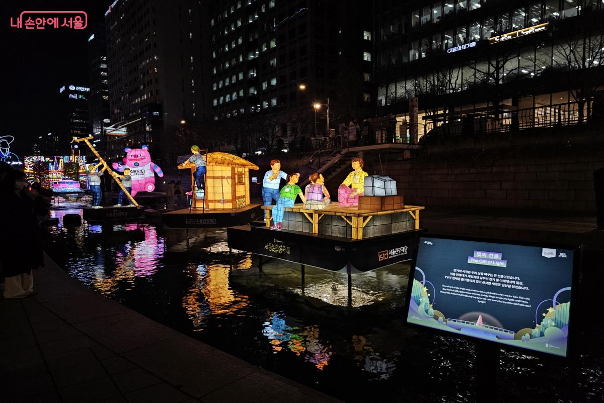 이번 서울빛초롱축제는 청계천과 우이천 일대에서 약  400점 이상의 조형물을 만날 수 있다. &copy;염지연