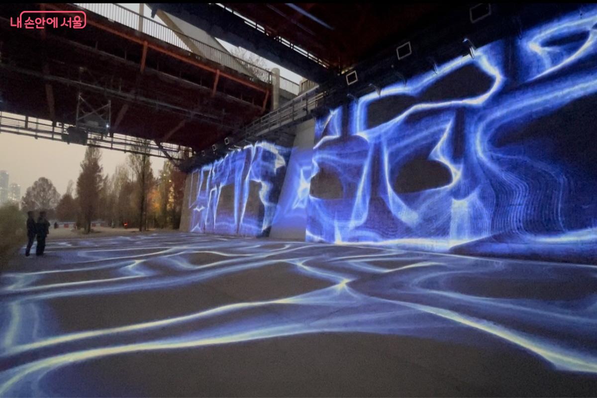 빛의 파동과 이미지의 적층, 반복되는 패턴이 특징인 &lsquo;묵상2025&rsquo;(양민하 작가)  