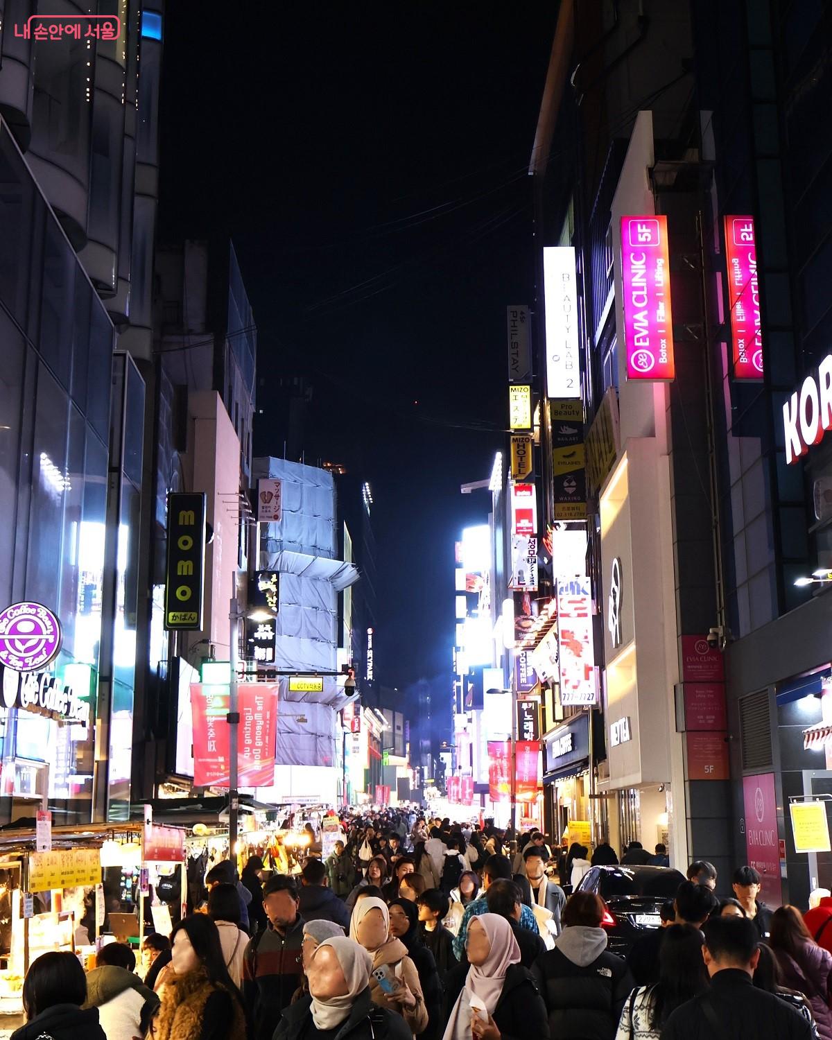 겨울 빛을 품은 조명 아래 각국의 사람들이 모여 서울의 밤을 만끽하고 있다. ©이봉덕 