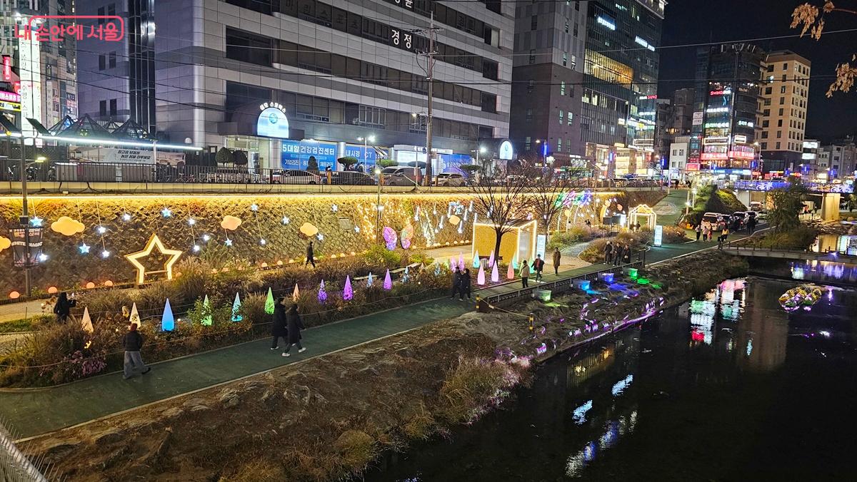 축제는 별빛내린천 신림교에서 봉림교까지 약 300m 구간에 펼쳐진다. ©박근호