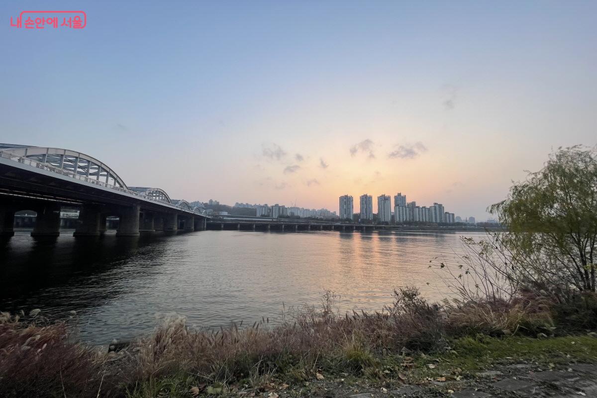 노을빛 머금은 하늘과 한강대교의 조화가 아름답다.