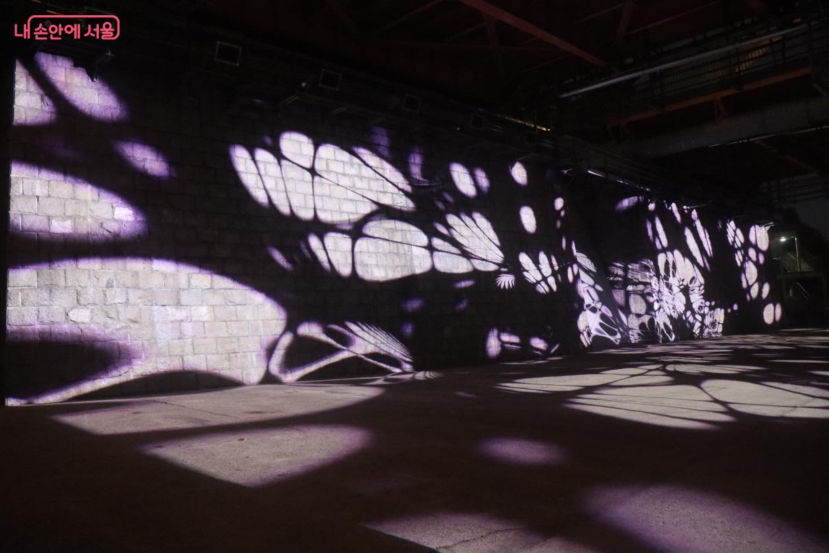 나비 모습을 한 미디어파사드 ©조수연