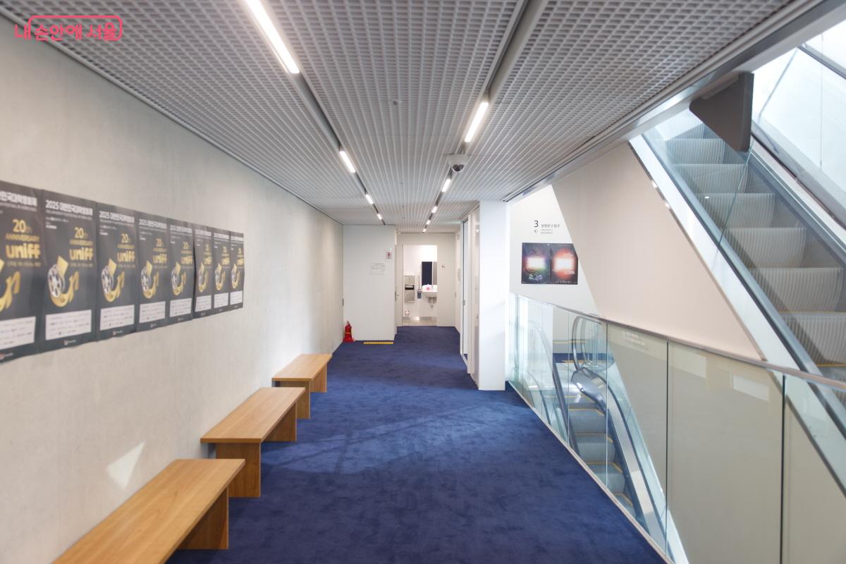 서울영화센터는 상영관 주변 바닥이 벨벳처리 되어 있어 발걸음 소음을 잡아주고 있다. &copy;임중빈