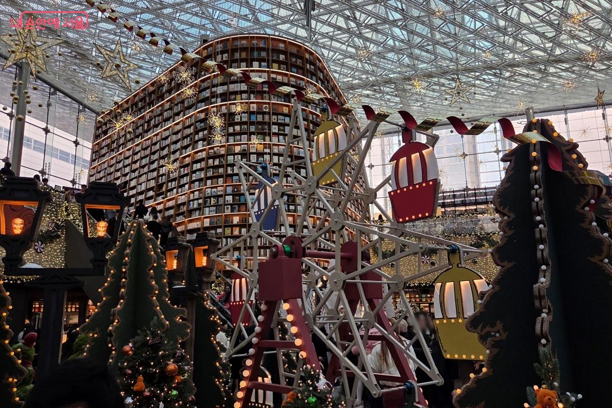 대관람차는 높이 올라가고, 신나는 음악이 흘러나온다. &copy;김미선