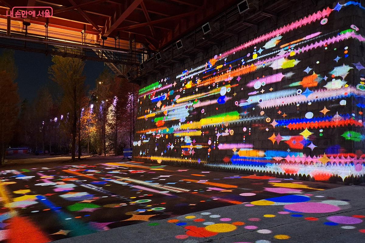 한강 생태계와 서울의 스카이라인을 기하학적으로 표현한 서효정 작가의 ‘물에 비친 섬’ ©정향선