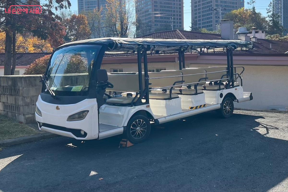 운행을 기다리는 미니 셔틀 버스 ©김수겸 