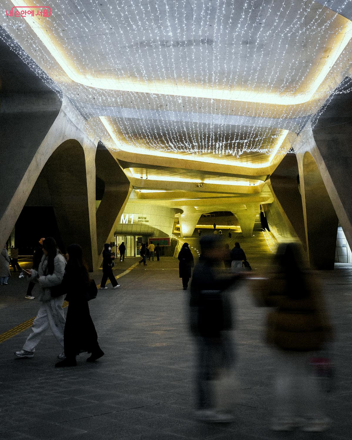 미래로 다리 하부에는 아름다운 조명이 더해졌다. &copy;김아름