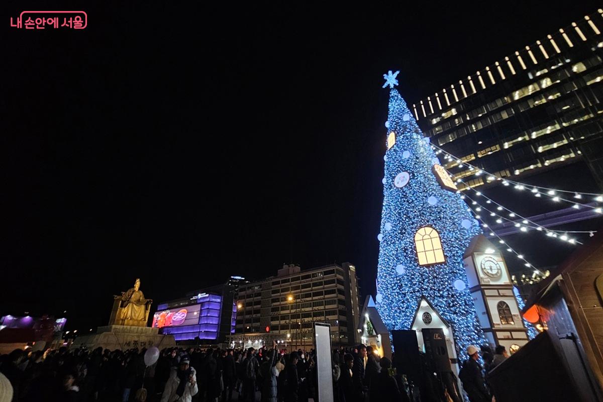 광화문광장에 설치된 대형 크리스마스 트리 &copy;권연주