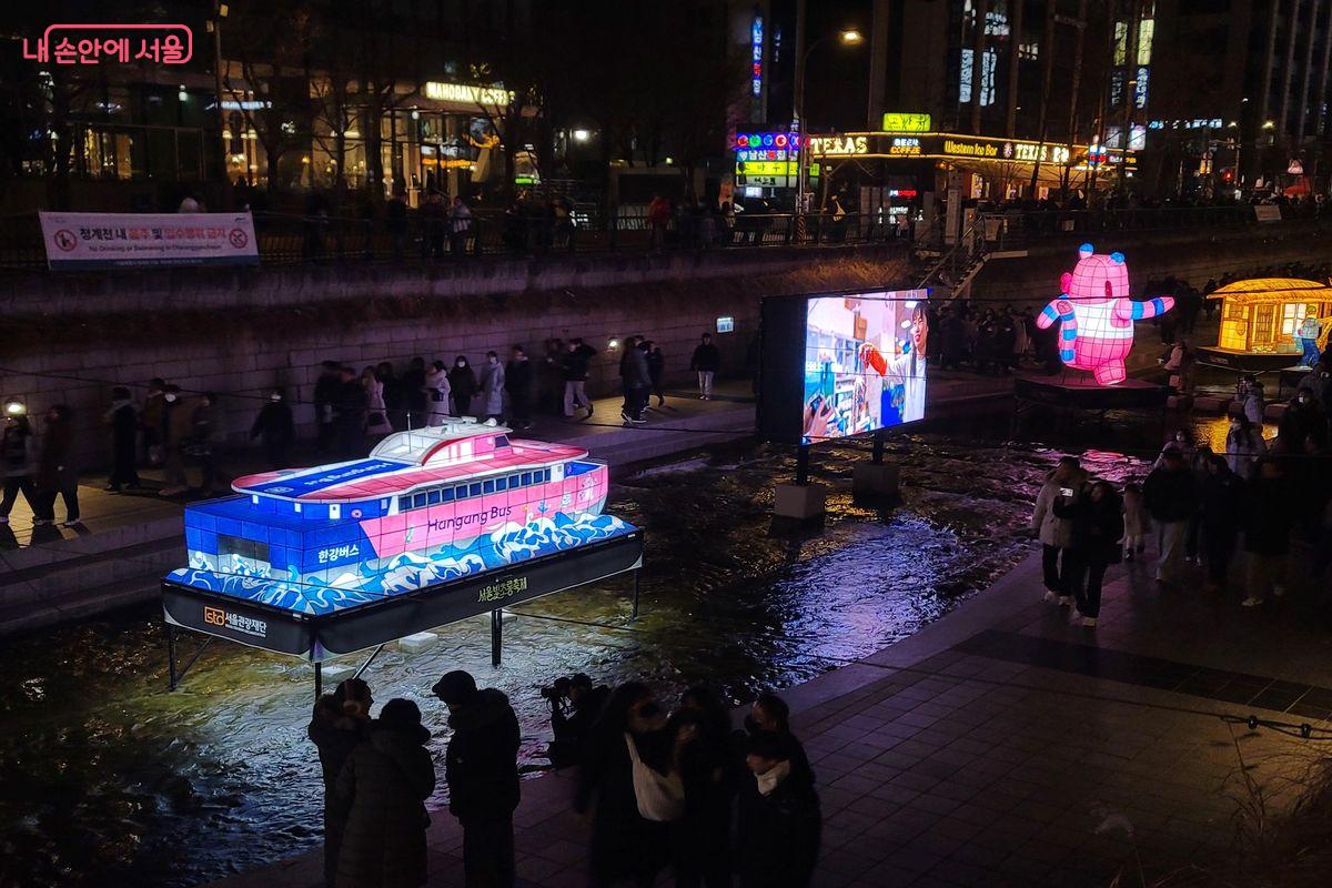 서울시를 대표하는 한강버스와 해치 등 조형물이 전시되어 있다. &copy;이동영