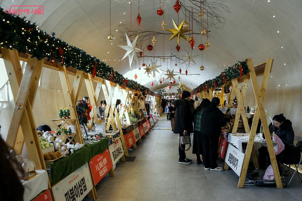 따뜻한 실내 공간에서 여유롭게 둘러보며 크리스마스 감성을 담은 선물을 발견하기에 좋다. &copy;김아름