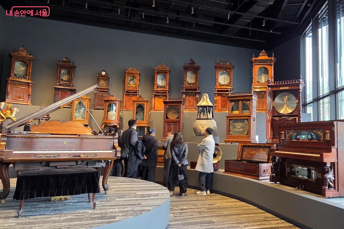 기계 악기인 뮤직박스가 전시된 공간으로 이동했다. &copy;김미선