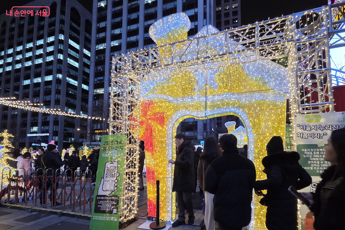'2025 겨울, 청계천의 빛' 인증 사진으로 평일 저녁 시민들의  줄지어~&copy;장미화
