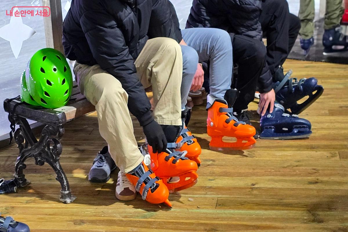 1,000원으로 스케이트화와 헬멧을 대여해 입장할 수 있다. &copy;김윤경