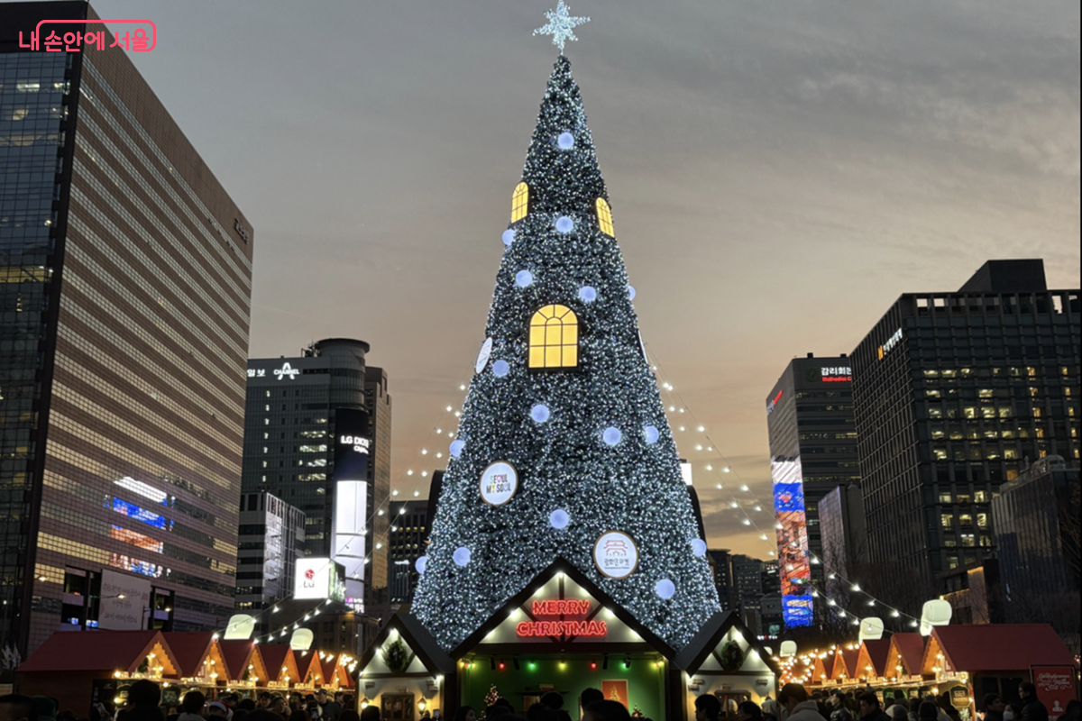 &lsquo;2025 서울윈터페스타&rsquo;를 알리는 광화문광장의 대형 트리 &copy;김경선
