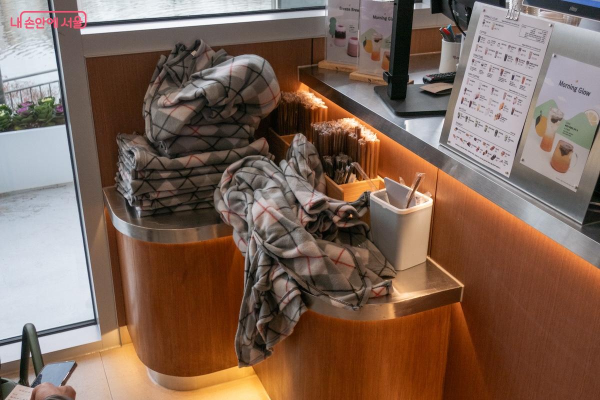 카페 이용 고객은  무릎담요를 대여해서 루프탑에서 이용할 수 있다. &copy;이진형