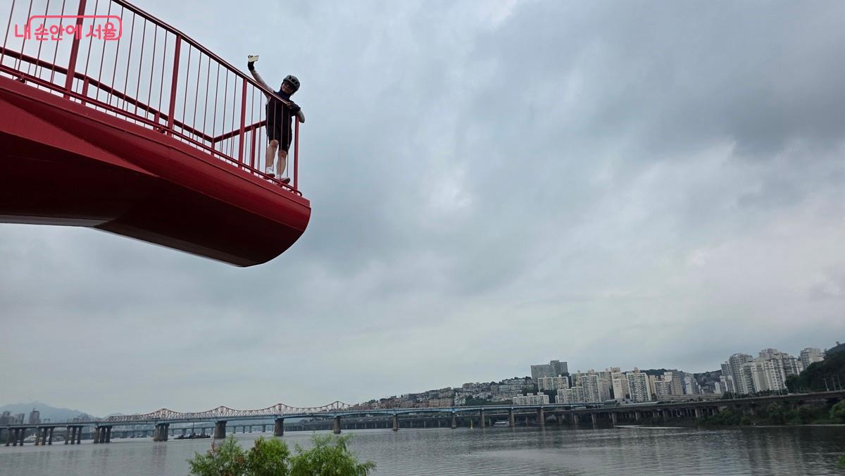 뚝섬한강공원 노을빛전망대에 오르면 중랑천과 한강 합수부 풍경이 한 눈에 들어온다. ⓒ최용수