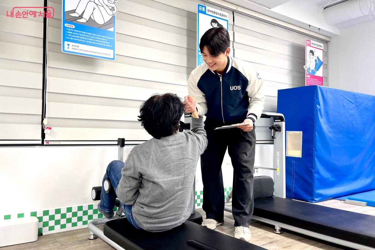 1분간 윗몸일으키기 근지구력 테스트를 진행했다. ©이성국