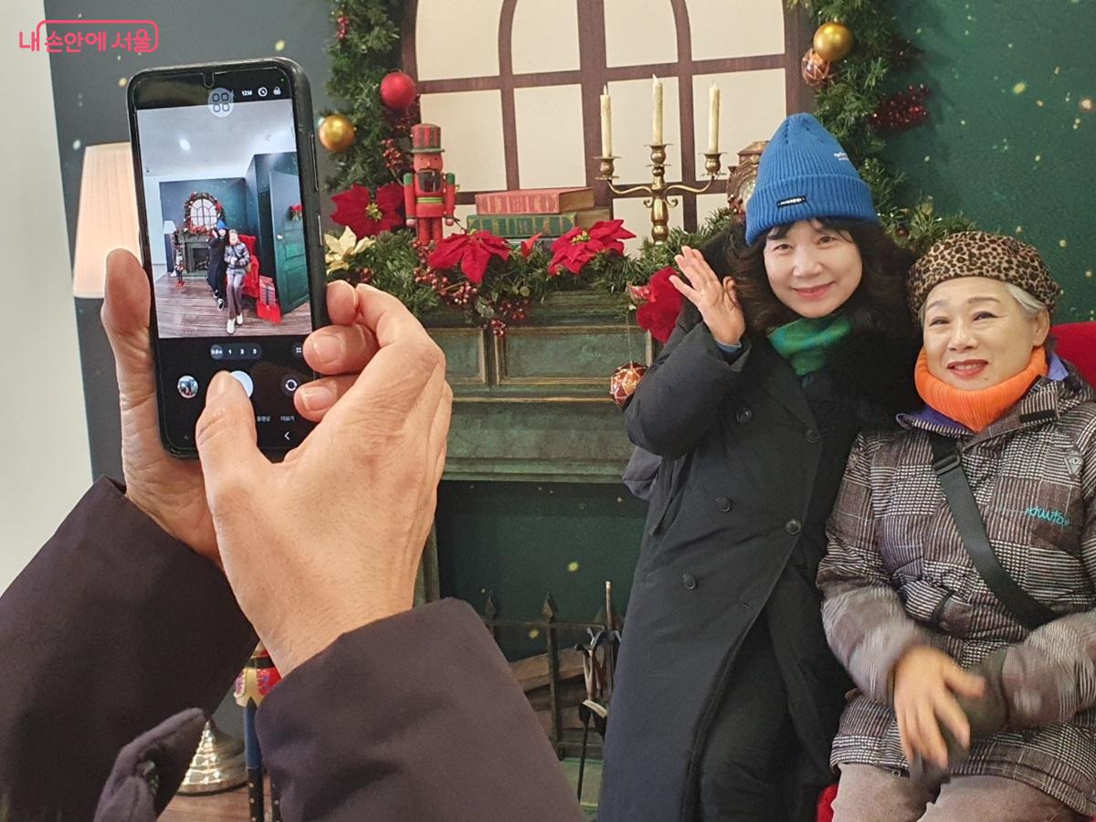 세종라운지에는 연말 분위기를 느낄 수 있는 포토존도 마련됐다. ©엄윤주