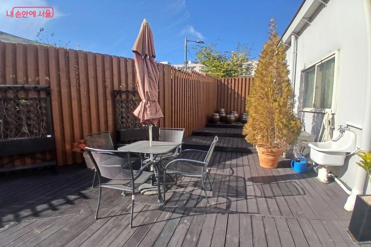 서초여성가족플라자 잠원센터 야외 휴게실 &copy;최은영