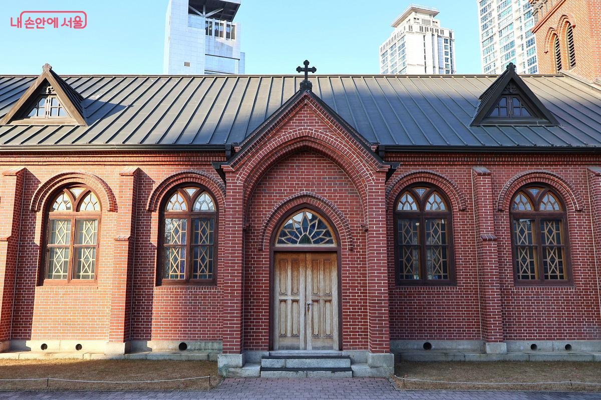 1977년 사적 제252호로 지정되어 역사&middot;종교&middot;문화재적 가치를 두루 갖춘 성당 &copy;이봉덕