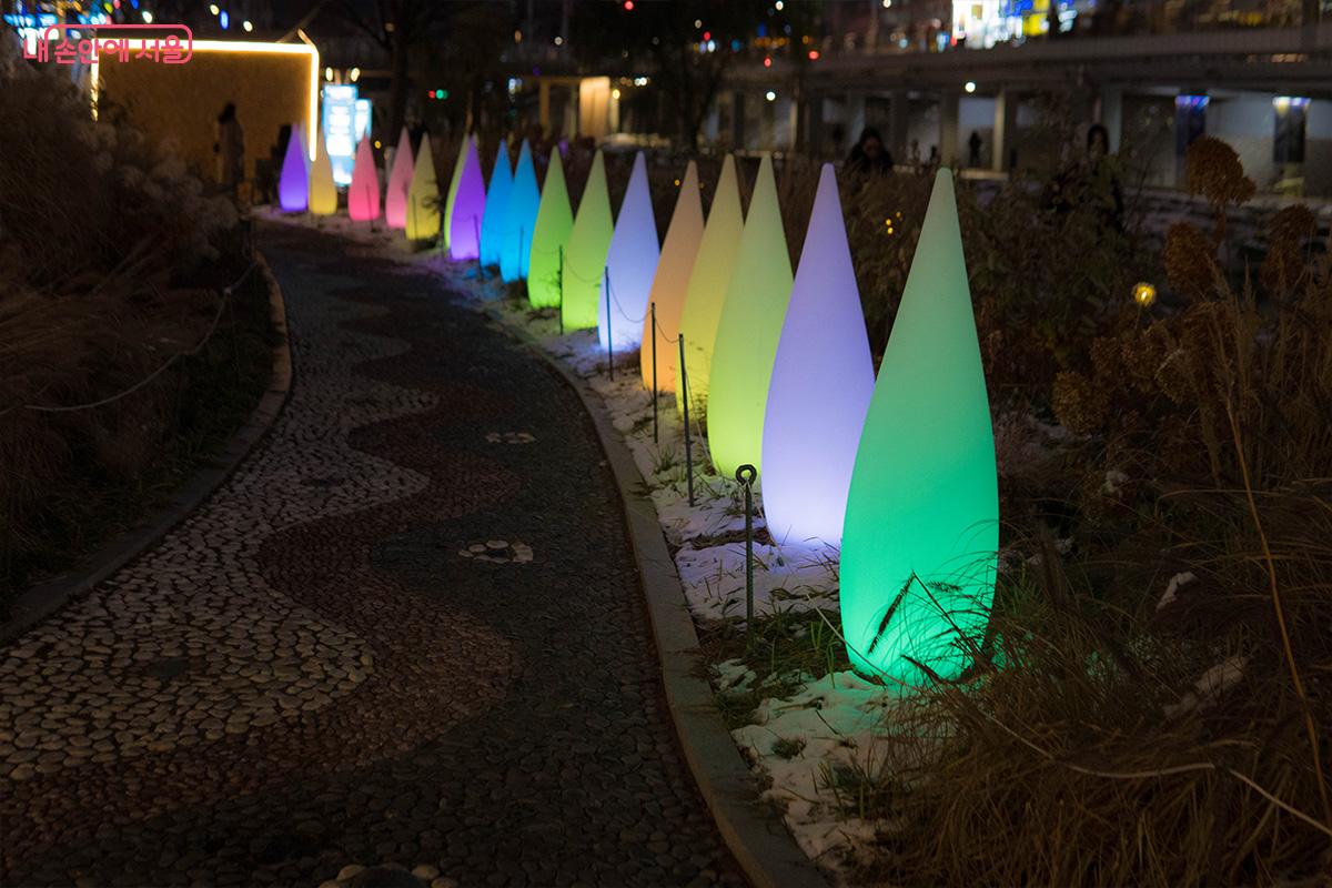 색상이 변하는 '물방울 조명' 인터랙티브 아트 조형물