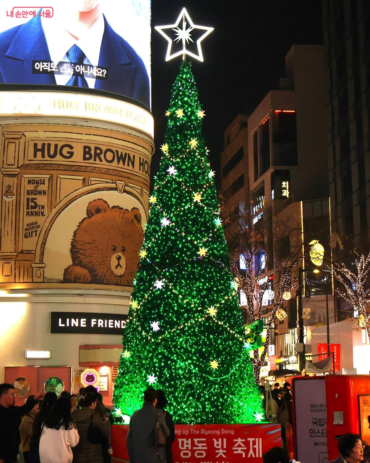 빛으로 꿈틀꿈틀, 골목골목마다 명동거리가 다시 활기를 찾고 있다. ©이봉덕