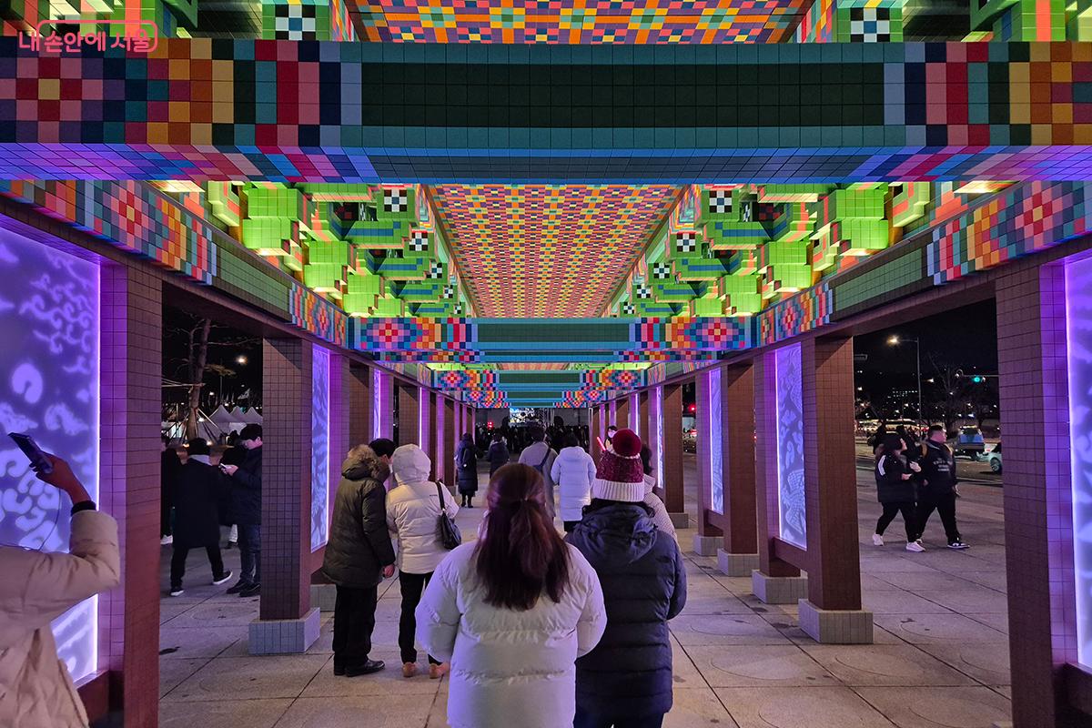 일월오봉도와 한국 전통 단청 건축물을 재해석한 26미터의 거대한 빛조형 작품 <운수대통로> &copy;이혜숙