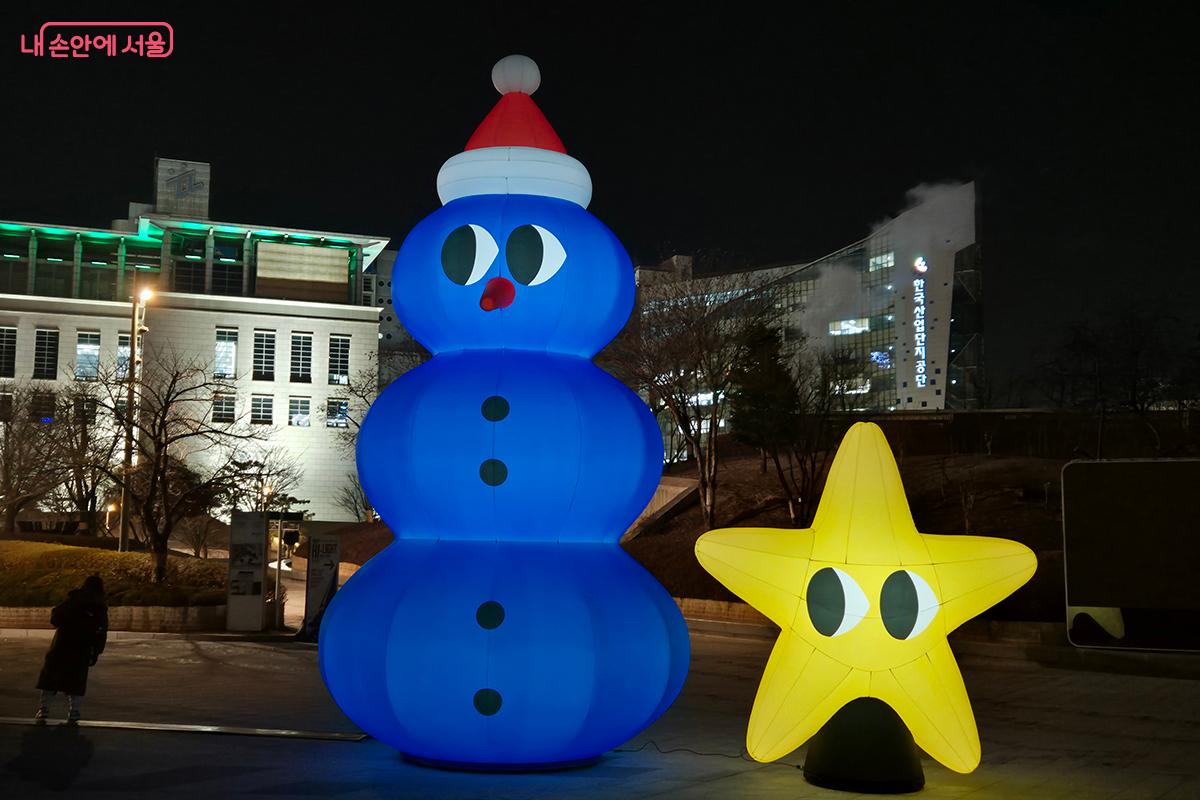 '이야이야앤프렌즈' 캐릭터가 주변을 환하게 비추며, 머무르는 모든 이들의 마음을 따뜻하게 어루만진다. &copy;정향선