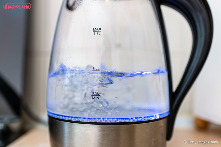새 전기포트를 사용할 때 물을 여러 차례 끓여 버리는 '길들이기' 과정만으로도 미세플라스틱 노출을 크게 줄일 수 있는 것으로 나타났다.
